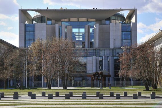 Bundeskanzleramt: Arbeitsgruppe berät über soziale Einsparungen, gefährdet Unterstützung für Menschen mit Behinderung.
