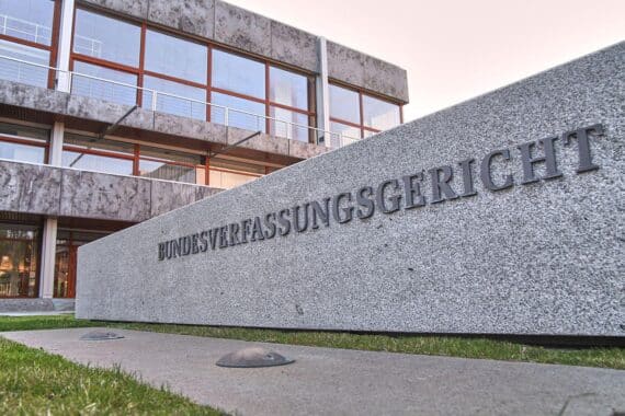 Bild des Bundesverfassungsgerichts mit juristischen Symbolen, das die Entscheidung zum Arbeitnehmerrecht zeigt.