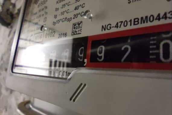 Ein Gas-Zähler im Vordergrund, symbolisiert steigende Lebenshaltungskosten in Deutschlands Öffentlichem Dienst.