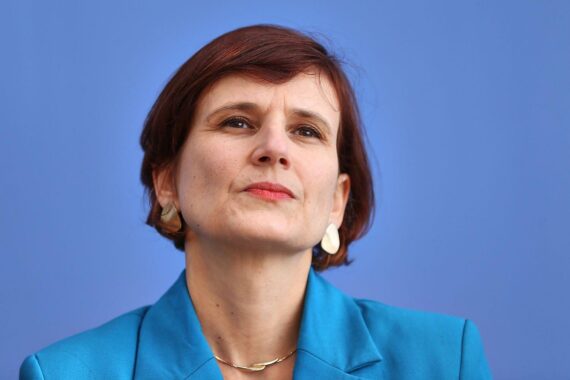 Katja Kipping in Diskussion über soziale Ungleichheiten und politische Verantwortung in Berlin.