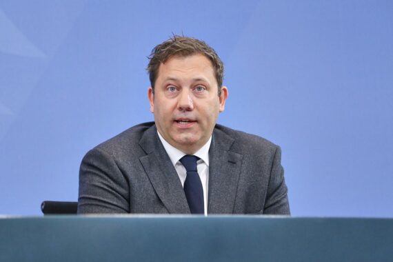 Lars Klingbeil spricht über ungerechtfertigte Gewinne der Mineralölkonzerne und eine Übergewinnsteuer.