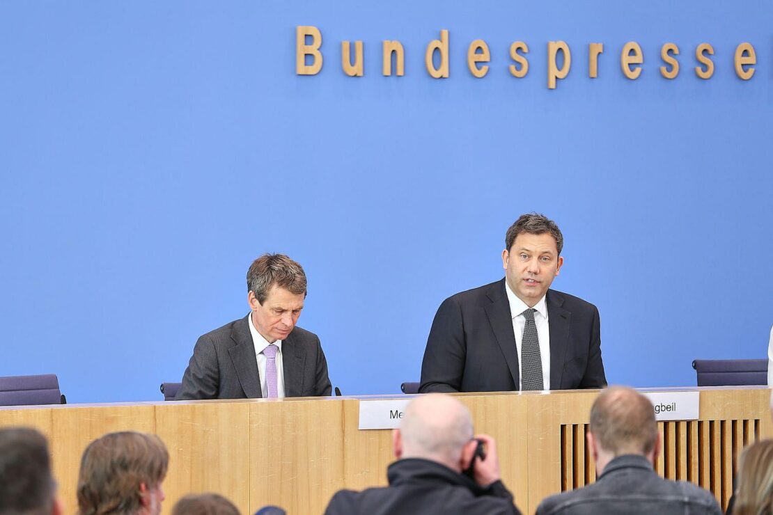 Klingbeil glaubt an Schuldenabbau – irgendwann