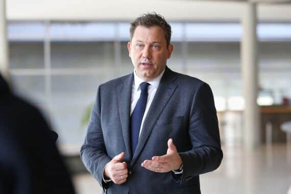 Lars Klingbeil präsentiert seinen Gesetzesentwurf zur milliardenschweren Entlastung für Länder und Kommunen.