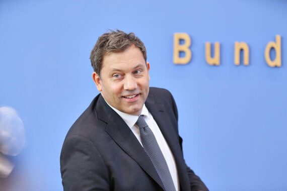 Lars Klingbeil präsentiert den Bundeshaushalt 2027 mit Fokus auf Investitionen und Reformen.