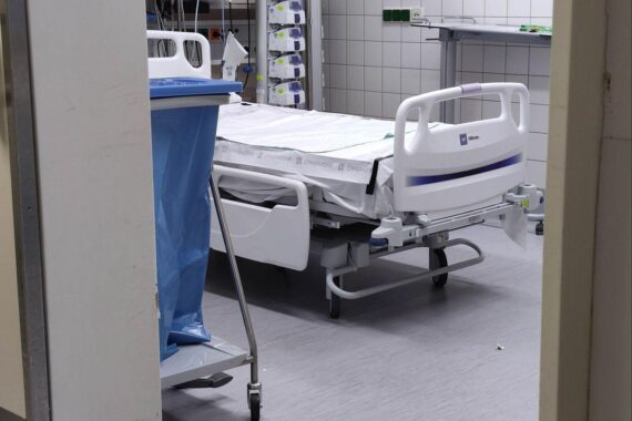 Ein Krankenhaus, das Symbol für das Gesundheitswesen, vor dem Hintergrund der aktuellen Reformdebatte.