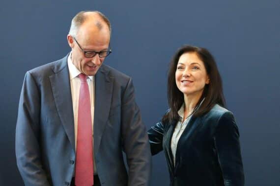Friedrich Merz und Katherina Reiche diskutieren über Wirtschaftspolitik in Berliner Villa Borsig.