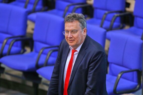 Politiker in hitziger Debatte über Zukunft der schwarz-roten Koalition in Düsseldorf.
