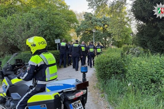 Polizisten und Ordnungsdienst kontrollieren die Innenstadt, E-Scooter-Diebstahl, Straftaten und Ordnungswidrigkeiten.