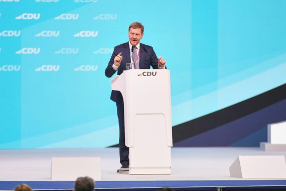 Michael Kretschmer warnt vor Risiken einer AfD-regierten Regierung in Sachsen-Anhalt und Bildungspolitik.