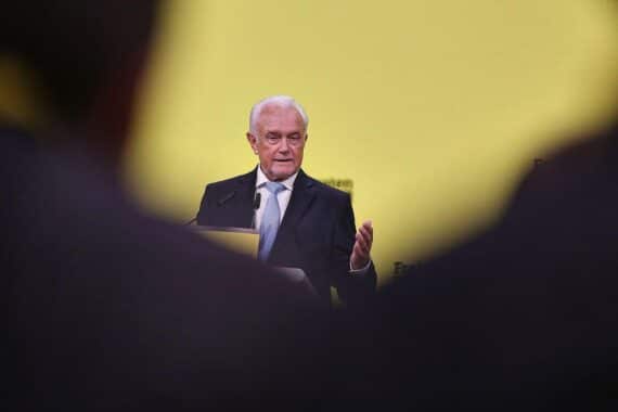 Wolfgang Kubicki erhält Unterstützung im FDP-Chefkampf, während Christian Dürr seine Kandidatur zurückzieht.
