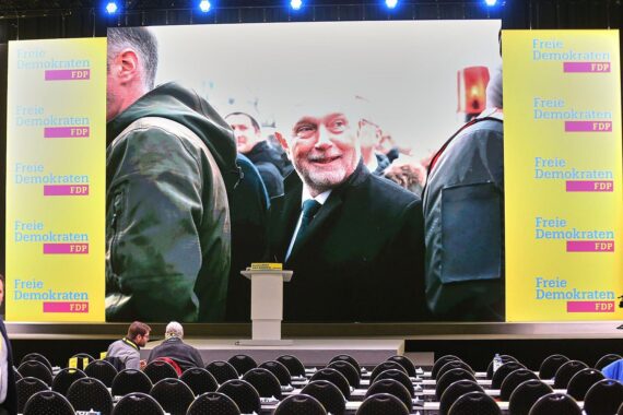 Wolfgang Kubicki auf FDP-Parteitag, strebt Wiederbelebung der Partei und über zehn Prozent Stimmenanteil an.