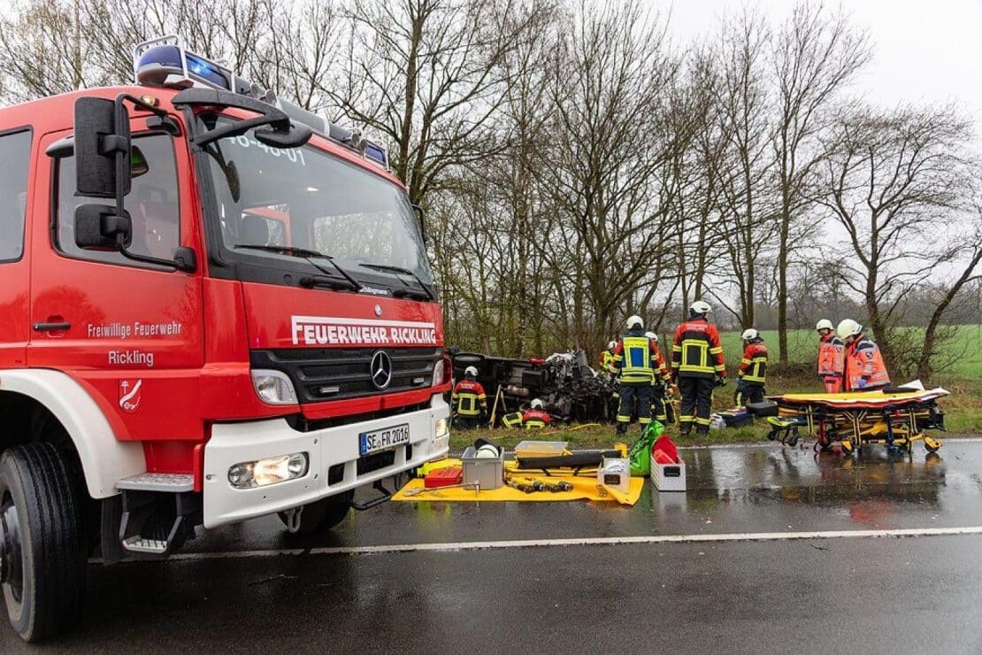 LKW-Arbeitsbühne verunglückt auf Bundesstraße 205 bei Rickling
