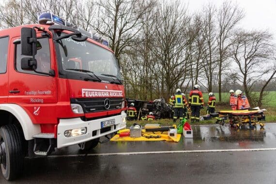 Ein schwerer Lkw-Unfall; Rettungsaktion durch Feuerwehr, Einsatz hydraulischer Geräte, gesperrte Straße.