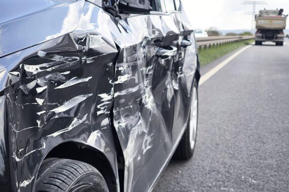 Schwerer Verkehrsunfall: LKW kollidiert mit PKW, Fahrer verletzt, Polizei ermittelt wegen Drogen.