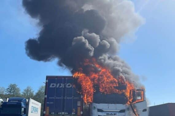 LKW in Flammen nach unvorsichtigem Umgang mit Gasbrenner; Feuerwehr und Polizei im Einsatz.