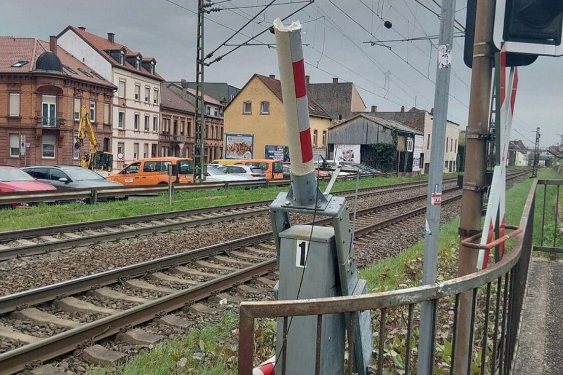LKW reißt Schrankenbaum an Bahnübergang in Neustadt an der Weinstraße ab