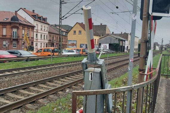 Schranke am Bahnübergang beschädigt, LKW-Fahrer sorgte für Zugverspätungen in Neustadt.