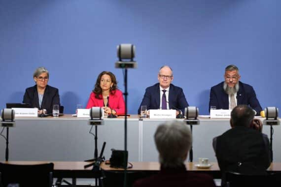 Zahnarzt präsentiert positive Ergebnisse der Mundgesundheitsstudie, betont präventive Maßnahmen für bessere Mundgesundheit.