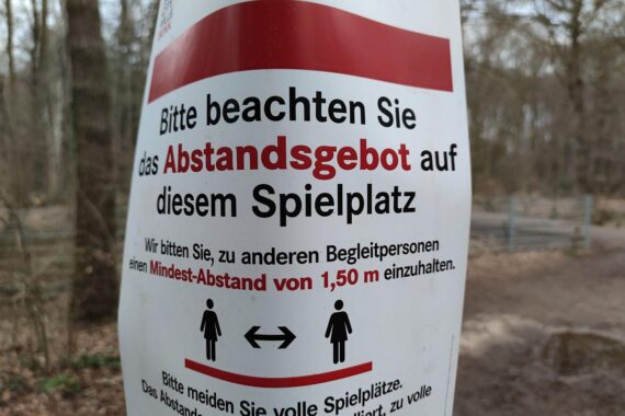 Abstandsgebot auf Spielplatz, um Sicherheit und Gesundheit während der Pandemie zu gewährleisten.