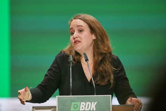 Ricarda Lang im politischen Kontext, nachdenklich über ihre Zukunft in der Grünen Partei.