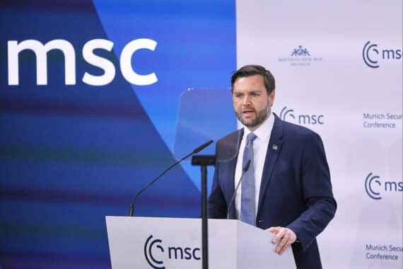 JD Vance spricht besorgt über Iran-Gespräche in Pakistan ohne Einigung zu Atomwaffen.