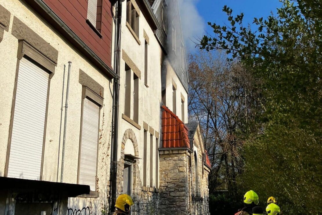 Leerstehendes Gebäude in Paderborn-Sennelager brannte mehrere Stunden