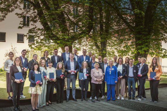 Wissenschaftsminister Blume überreicht Preise an ausgezeichnete Hochschullehrer für innovative Lehre in Augsburg.