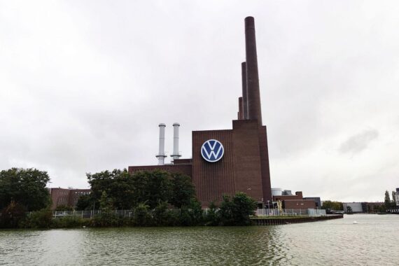VW-Werk in Wolfsburg mit Ministerpräsident Lies, diskutiert zukünftige Kooperationen mit chinesischen Autobauern.