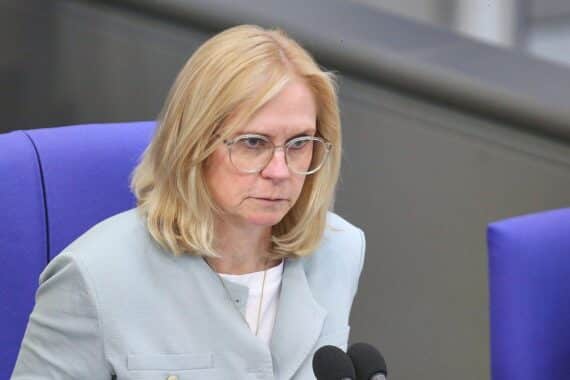 Andrea Lindholz fordert Signal-Verbot, plädiert für Wechsel zu sicherem Messenger-Dienst Wire.