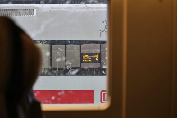 ICE-Zug der Deutschen Bahn in ländlicher Umgebung, symbolisiert wichtige Schienenanbindung für Salzwedel und Stendal.
