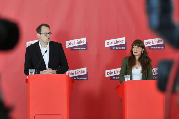 Sören Pellmann und Heidi Reichinnek kritisieren Diätenerhöhung im Bundestag vor selbstkritischem Hintergrund.