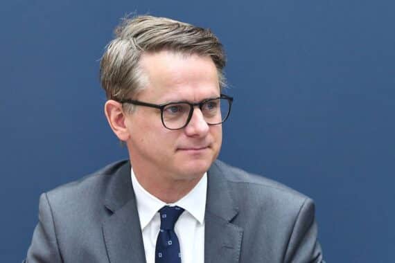 Carsten Linnemann diskutiert Steuerreform in Berlin mit CDU-Politikern im Fokus.