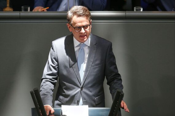 Carsten Linnemann präsentiert drei Punkte zur Entlastung der deutschen Wirtschaft in Berlin.