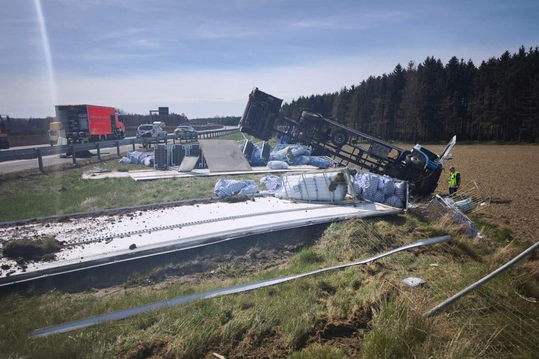 Lkw kippt auf A9 bei Dittersdorf um – Fahrer verletzt