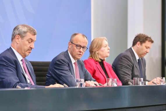 Pressekonferenz zur Energiesteuersenkung: Politiker diskutieren über Verzögerungen und Frustration im Logistiksektor.