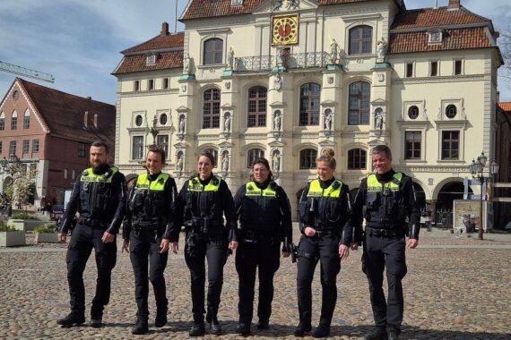 Polizei-Team Lüneburg: Kontaktbeamte stärken Sicherheit und Beziehung zur Bevölkerung in der Stadt.