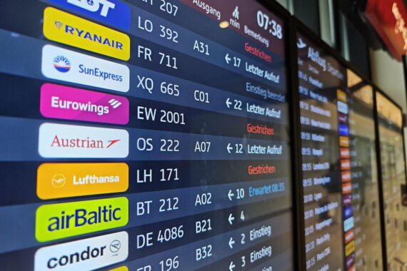 Lufthansa-Piloten streiken: leere Terminals, absagte Flüge, unzufriedene Passagiere, Protestsymbole, gefrustrekte Reisende.