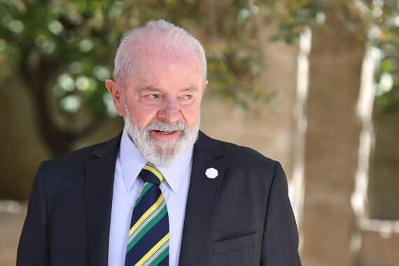 Lula da Silva kritisiert Kriegspolitik, betont Selbstbestimmung und fordert Gleichheit in Wirtschaftsbeziehungen.