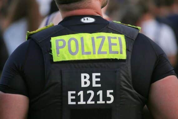 Polizei mit Fahndungsunterlagen zu tätlichem Angriff auf 13-jährigen Jungen im Bus.