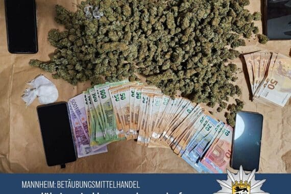 Beweismittel aus Drogenhandel, darunter Kokain, Marihuana und Bargeld, auf einem Tisch.
