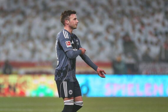 Mario Götze feiert Vertragsverlängerung mit Eintracht Frankfurt bis 2028, strahlt Zuversicht aus.