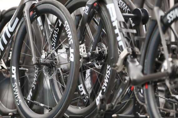 E-Bike-Parkplatz mit verschiedenen Fahrrädern, um den Boom und die Unfallzahlen zu verdeutlichen.
