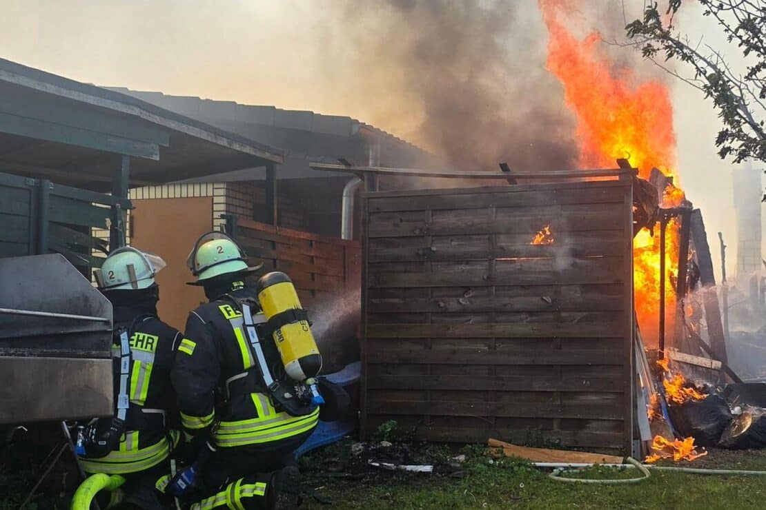 Mehrere Gartenlauben in Celle brennen in Vollbrand – Feuerwehr rettet Hühner