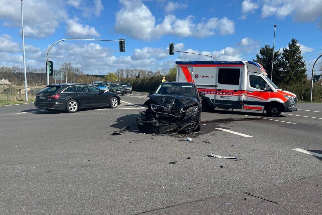 Mehrere Unfälle auf B189 bei Osterburg – Schwerverletzte nach Reifenplatzer