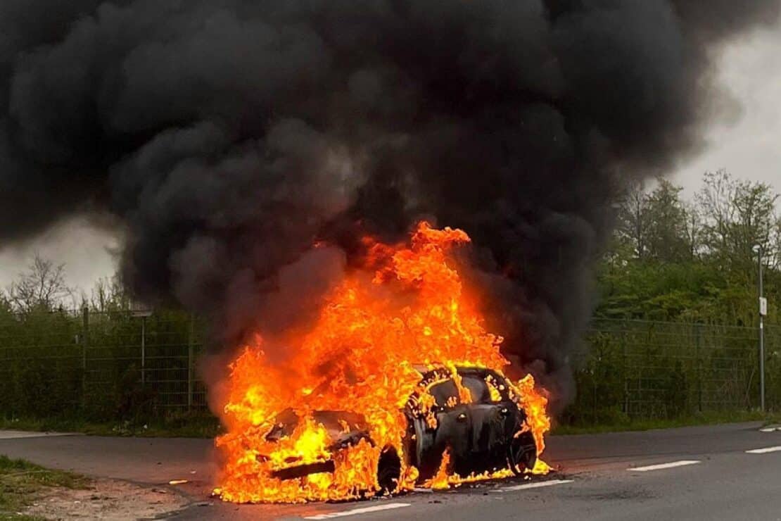 Mercedes gerät auf A4 in Brand