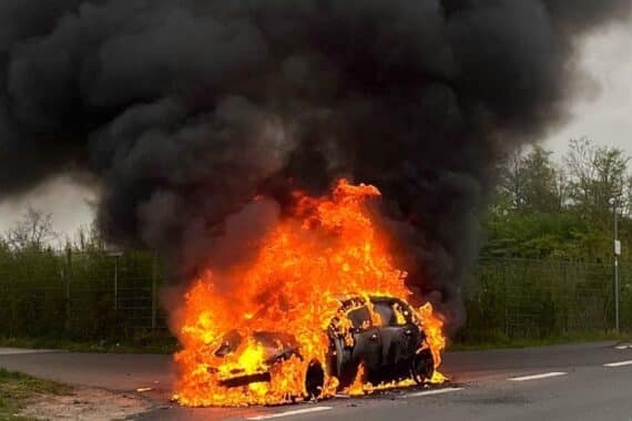 Brennender Mercedes auf Autobahn, Feuerwehr löscht, Fahrer bleibt unverletzt, Technikdefekt vermutet.