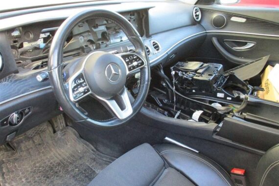Aufgebrochener Mercedes mit zertrümmertem Fenster und entnommenen Teilen. Polizei sucht Zeugen.