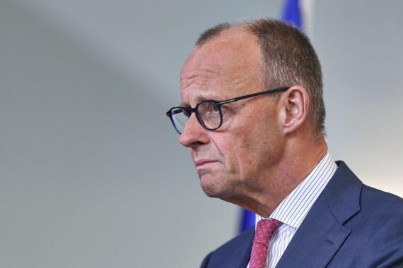 Friedrich Merz spricht vor Soldaten und betont Investitionen in die Bundeswehr und Verteidigungsbereitschaft.