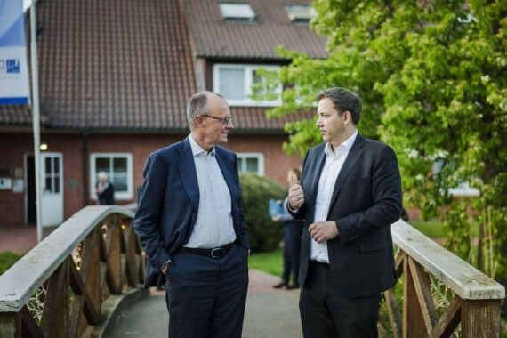 Bundeskanzler Merz und Vize Klingbeil beim harmonischen Abendessen in Walsrode, Reformdiskussionen.