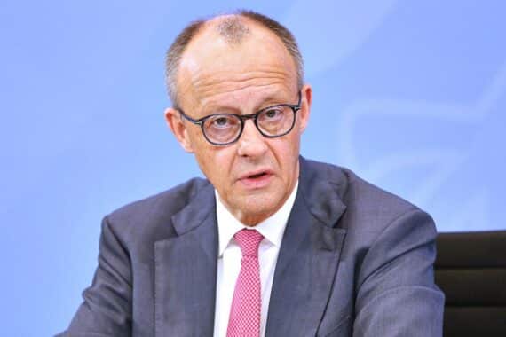 Friedrich Merz telefoniert mit Benjamin Netanjahu über Frieden und diplomatische Lösungen im Nahen Osten.